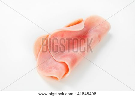 jamón fresco doblado sobre el fondo blanco