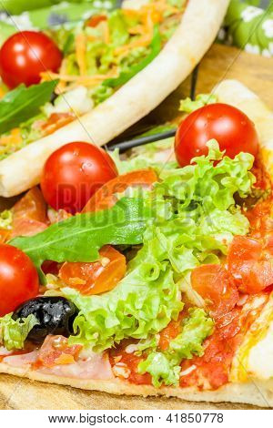 gustosa pizza con olive e verdure