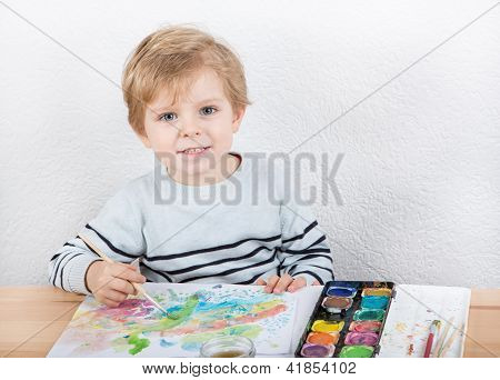 เด็กน้อยน่ารักสองปีมีภาพวาดสนุก