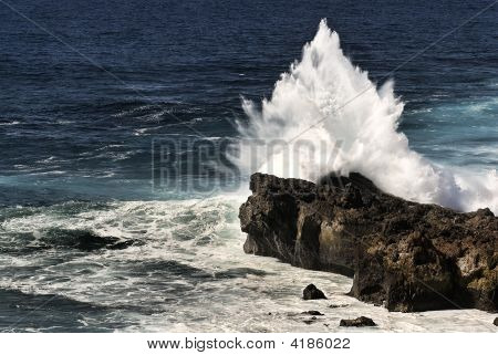 Welle auf einem Felsen