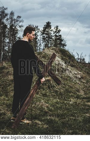 The Man Carries The Cross. Сarry The Cross. Man Believes In God. Hope In God.