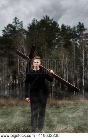The Man Carries The Cross. Сarry The Cross. Man Believes In God. Hope In God.