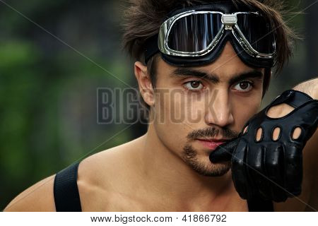  Retrato de hombre con guantes y gafas de moto