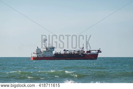 Trailing suction hopper dredger ship