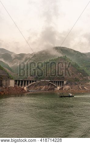 Baidicheng, China - May 7, 2010: Qutang Gorge On Yangtze River. Brown Concrete Road Bridge Along Sho