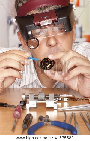 Uhren Reparatur Handwerker Reparatur beobachten. Uhr im Fokus