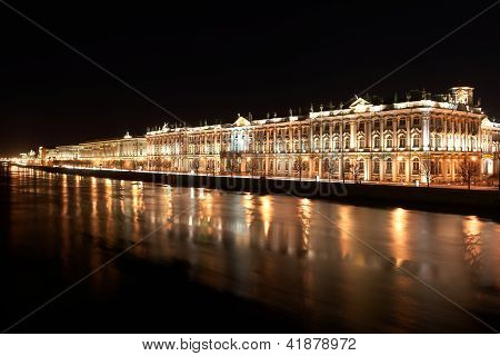 Ночная точка зрения Санкт-Петербурга. Зимний дворец с Невы