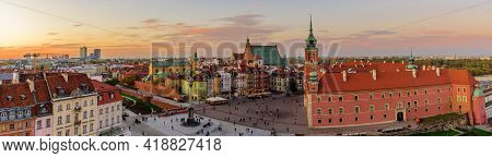 Warsaw, Poland - October 15, 2019: Sightseeing Of Poland. Cityscape Of Warsaw. Castle Square In Wars