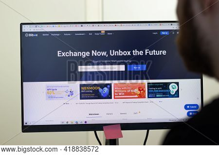 New York, Usa - 26 April 2021: Bibox Website Page On Screen, Man Using Service, Illustrative Editori