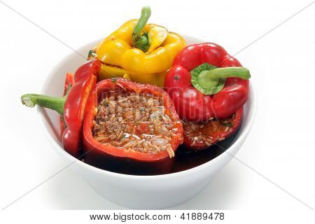 Una escudilla con pimiento relleno con carne picada de ternera, tomate, perejil, cebolla y arroz, una tradición