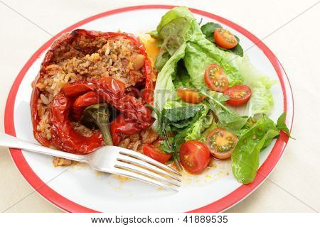 Plato a base de pimiento relleno con carne picada de ternera, tomate, perejil, cebolla y arroz, un tradicional griega dis