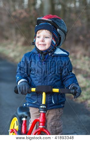2 Anni vecchio Toddler cavalcando la sua prima moto