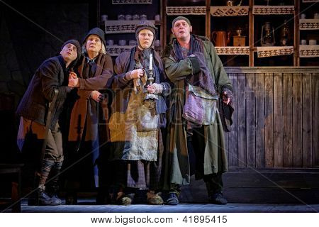 Moskau - JAN 18: Akteure auf der Bühne des Taganka-Theaters während der Durchführung der Krüppel von Inishmaan p