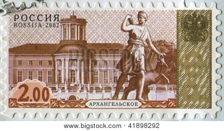 Rússia - CIRCA 2002: Um selo imprimido na Rússia mostra imagem do Palácio Arkhangelskoye e o Dian