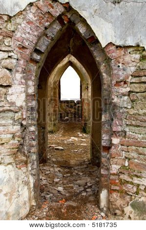 Ancient Bögen durch den Backstein Wände mit isolierten Fenster öffnen