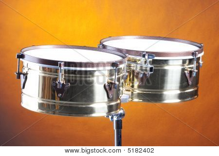 Gold taustaa Timbales-rummut