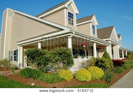 Maison avec jardin paysagé de devant