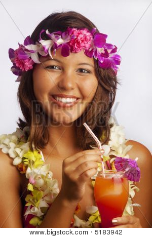 Portret van een Hawaiiaanse meisje met bloem Lei en tropisch drankje