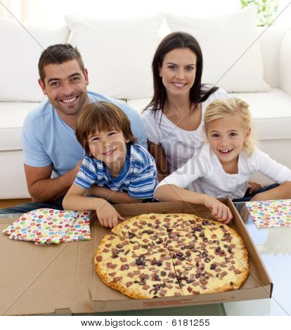 Familie Essen Pizza auf sofa