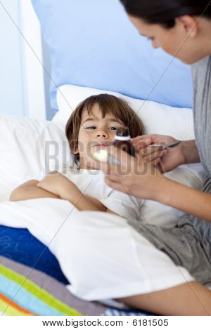 Mutter mit ihrem Sohn Hustenmittel