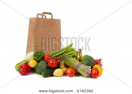 Assorted Gemüse mit einem Lebensmittelgeschäft-sack