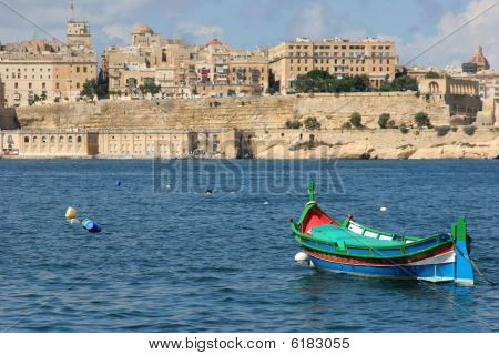 Luzzu rybářský člun Grand Harbour, Malta
