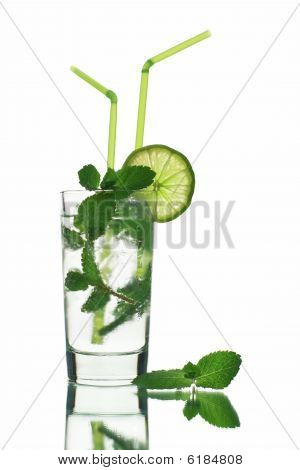 Na białym tle Mojito koktajlu do eks