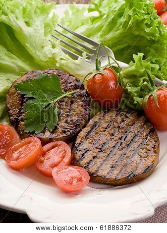 grilled seitan with tomatoes and salad