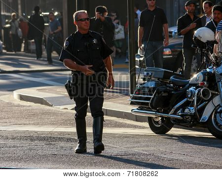 San Francisco, Usa - Sept 24, 2008: Us Policeman Patrols City Street Crowded By Attendees Of Oracle