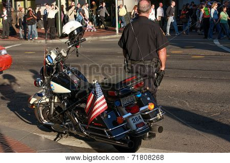 San Francisco, Usa - Sept 24, 2008: Us Policeman Patrols City Street Crowded By Attendees Of Oracle