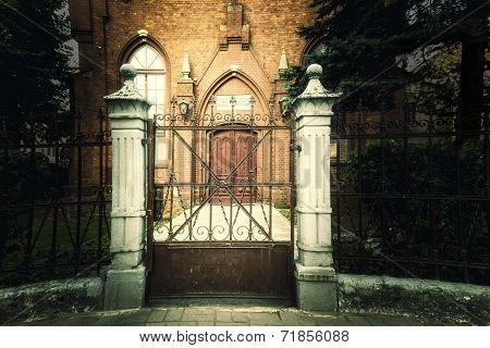 the gate in front of the baptists temple