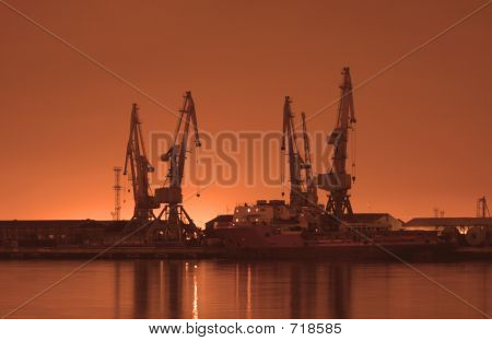 Baku port natten ved solopgang