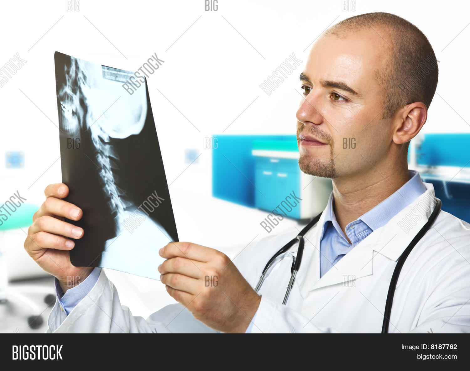 рентген врач. доктор рентген. врач со снимком. рентгенологическое исследование. доктор компьютер.