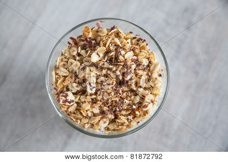Yogurt oat dessert