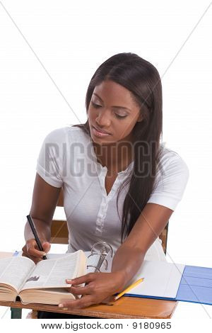College Student African American kobieta przez biurko