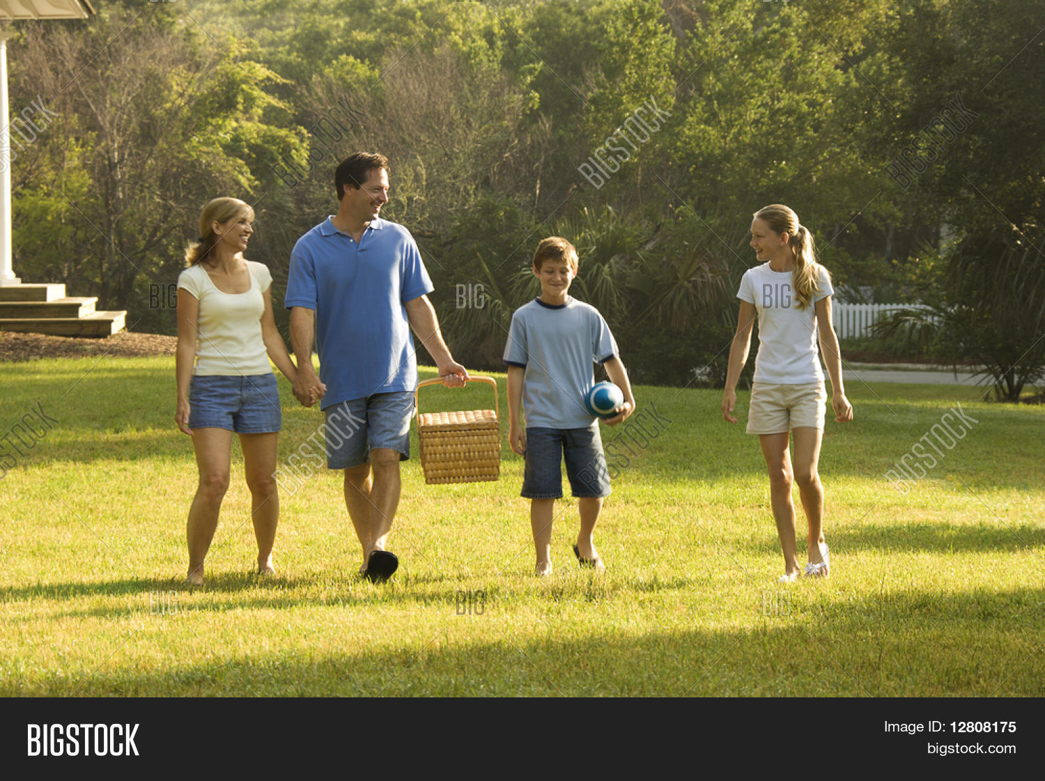 Человек на пробежке. Медленный бег. Пешие прогулки. Физическая активность и здоровье. Бег джоггинг.