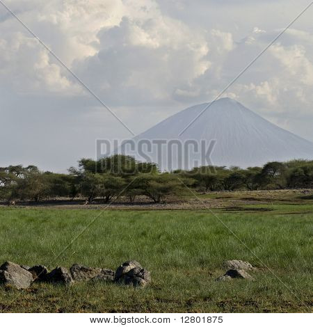 paesaggio con vulcano Ol Doinyo Lengai in background, Tanzania, Africa