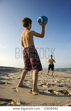 Indoeuropeo pre-teen boy lanciando calcio di males maschio.