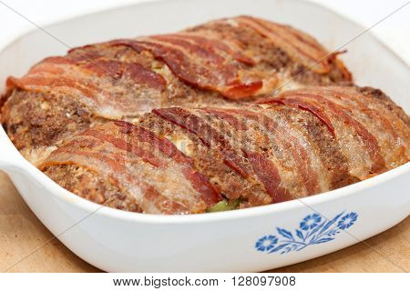 Stuffed meatloaf preparation : Baked Egg and Vegetables stuffed meatloaf covered with bacon