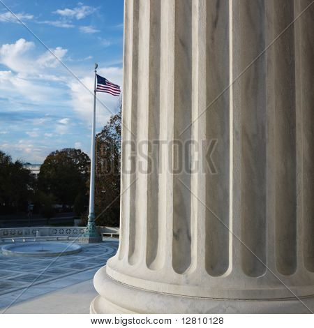 Coluna do edifício da Suprema Corte com bandeira americana em Washington D.C.