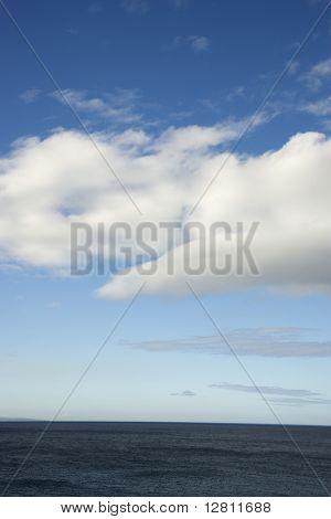 Cielo blu con soffici nuvole bianche oltre oceano horizen.