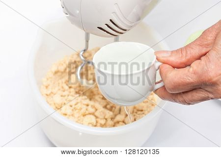 Quiche lorraine preparation : Adding water with lemon to the  quiche lorraine dough