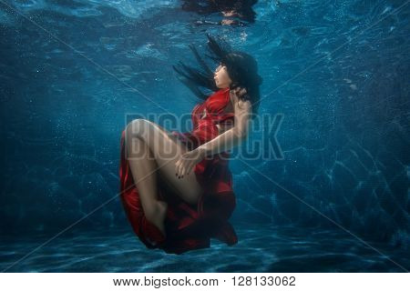 Woman goes to the bottom at the depth of the pool.
** Note: Soft Focus at 100%, best at smaller sizes