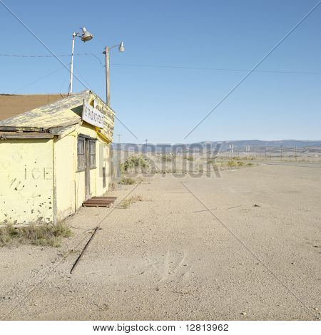 Stary trading post w krajobraz pustyni Utah.