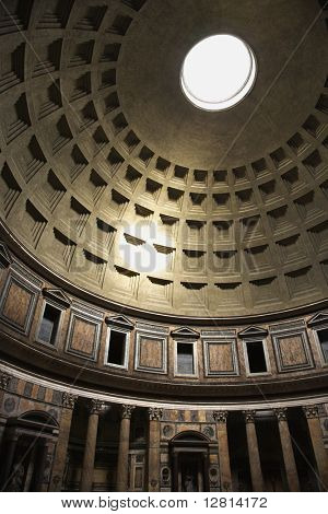 Cupola interna in Pantheon, Roma, Italia.