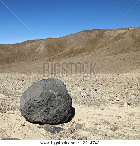 Boulder i golde landskab i Death Valley National Park.