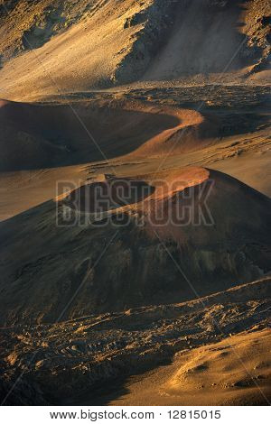 空中的休眠火山在哈莱阿卡拉国家公园，夏威夷的毛伊岛。