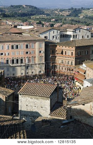 Auf dem Dach Ansicht der Piazza del Campo mit Menge gesammelt.