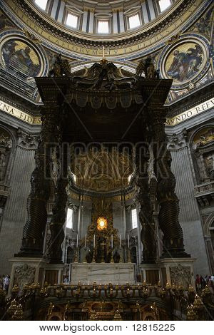Interior da Basílica de São Pedro, Roma, Itália.