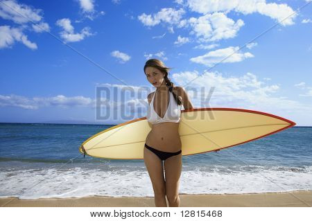 Nuoret melko valkoihoinen nainen bikinit pysyvän surffilauta Beach Maui Havaijilla.